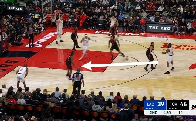 江南体育-大师级视野！哈登弧顶击地妙传队友得分